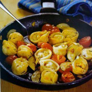 Тортеллини с креветками и оливками