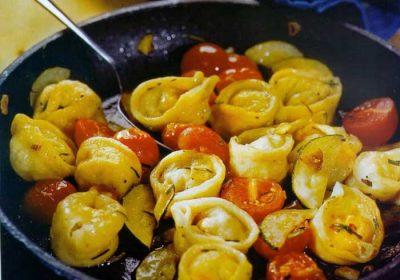 Тортеллини с креветками и оливками