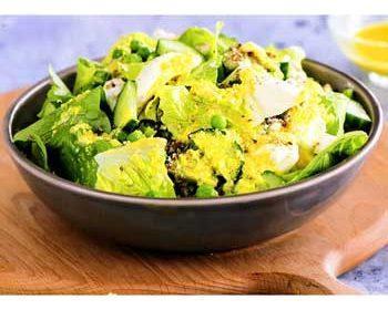 Зеленый салат с ореховой крошкой и фетой