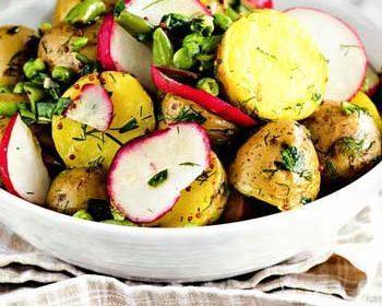 Картофельный салат с редисом и горошком