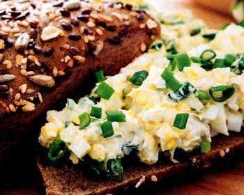 Бутерброды с яйцом и зеленым луком