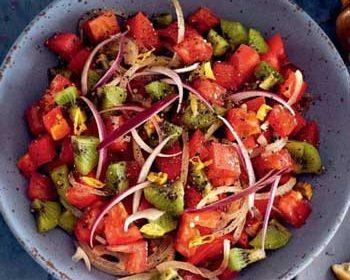 Салат из помидоров и киви с острым перцем