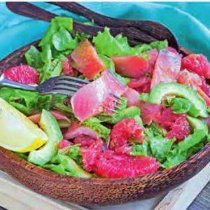 Салат с грейпфрутом, лососем и авокадо