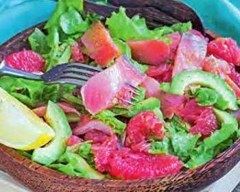 Салат с грейпфрутом, лососем и авокадо