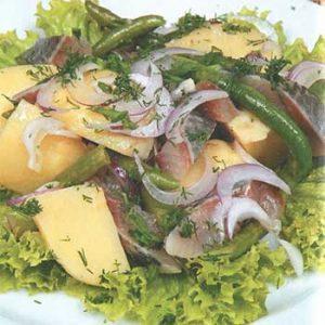 Салат с сельдью, зеленой фасоли и молодого картофеля