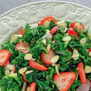 Зеленый салат лола-росса с клубникой и редиской