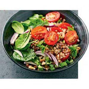 Салат с гречкой, томатами и шпинатом