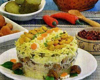 Салат  из курицы, картофеля и грибов «Февральский»