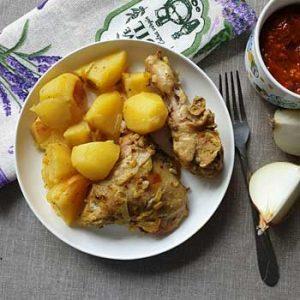 Запеченная курица с картофелем, простой рецепт + видеорецепт