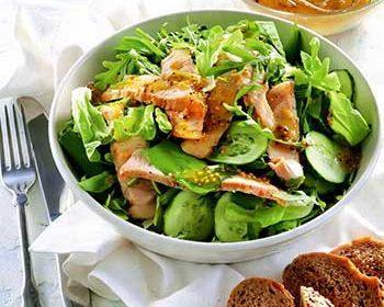 Теплый салат со свининой, огурцом и зеленью