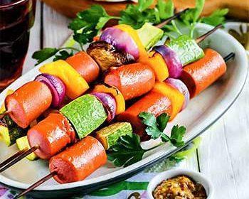 Шашлычки из сосисок с овощами и шампиньонами