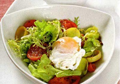 Яйцо-пашот на салате из томатов