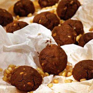 Шоколадное печенье с кедровыми орешками
