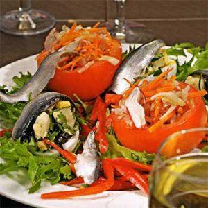 Летний салат с помидорами, редиски и крабового мяса по-испански