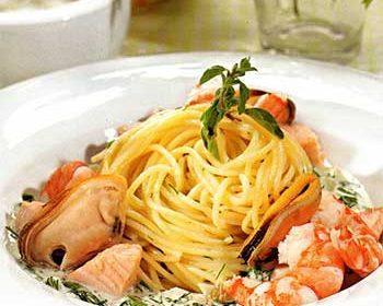 Спагетти  с лососем, мидиями и креветками «морской бриз»