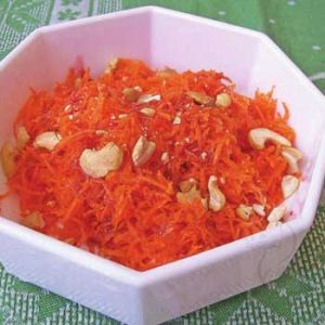 Салат из моркови с кешью и сиропом шиповника
