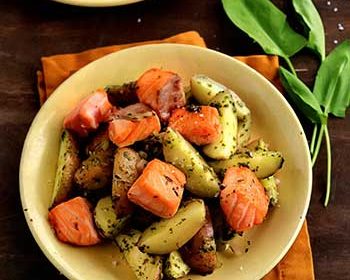 Салат из картофеля с щавелем и лососем