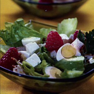 Салат с перепелиными яйцами и малиной