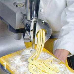 Спагетти под соусом болоньез