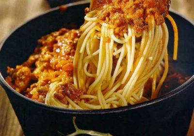 Спагетти под соусом болоньез