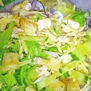 Хрустящий салат с курицей, огурцом и сухариками
