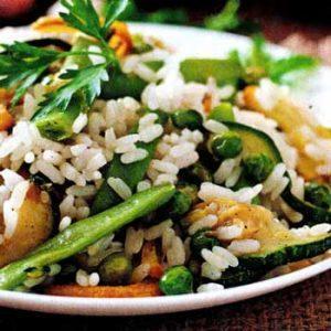 Теплый салат из риса с овощами