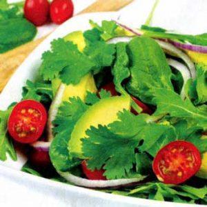 Зеленый салат с помидорами