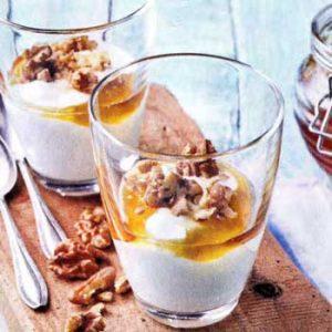 Десерт с йогуртом и орехами