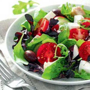 Зеленый салат с томатами, брынзой и оливками