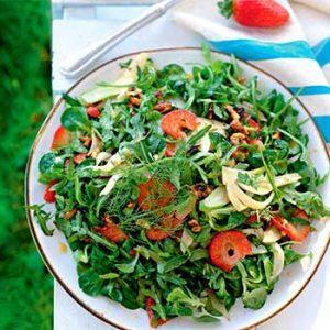 Зеленый салат с жареным фенхелем и клубникой