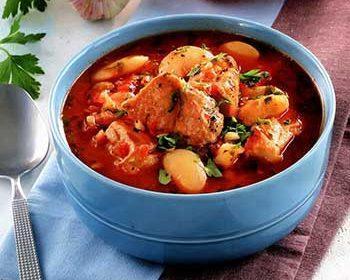 Суп из свиного карбонада с белой фасолью и помидорами