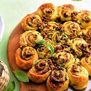Пирог-булочки с брынзой, маслинами и зеленью