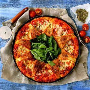 Итальянский пирог с ветчиной, помидорами и моцареллой