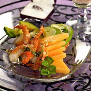 Салат из дыни, авокадо и креветок