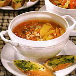 Овощной суп с помидорами и песто