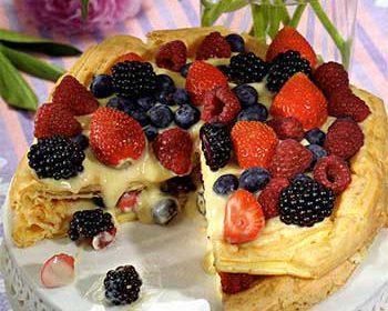 Торт с заварным кремом и ягодами