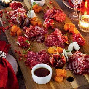 Праздничное ассорти мясных деликатесов по-итальянски