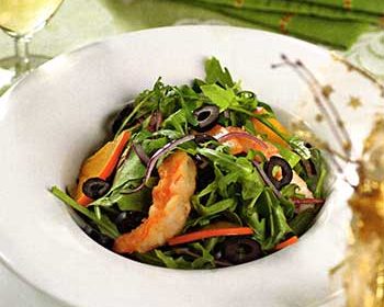 Зеленый салат с креветками и хурмой