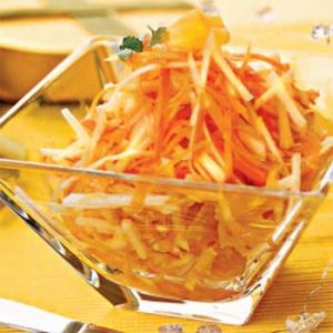 Салат морковно-яблочный с вялеными ананасами