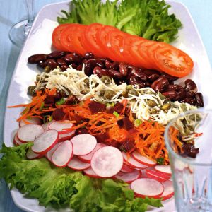Блюдо с овощами (фасоль, сельдерей, свекла, морковь, редис, помидор)