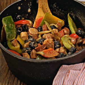 Рагу по-испански с копченой грудинкой, охотничьими колбасками и овощами
