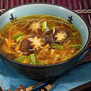 Азиатский суп со свининой и грибами шиитаке
