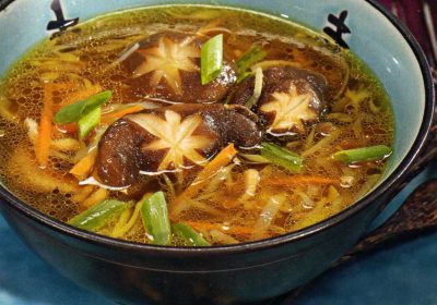 Азиатский суп со свининой и грибами шиитаке
