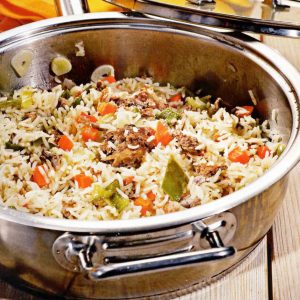 Рис с куриной тушенкой и овощами