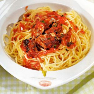 Спагетти с соусом из сайры и томатов