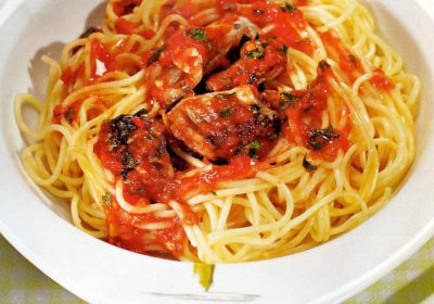 Спагетти с соусом из сайры и томатов