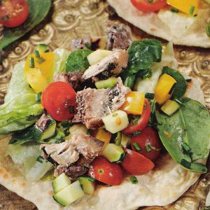 Салат с сардинами и овощами